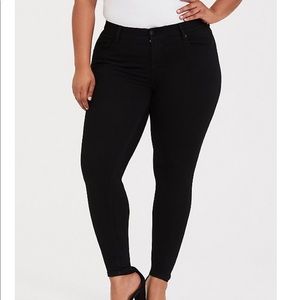 TORRID PREMIUM STRETCH BOMBSHELL SKINNY JEAN BLK